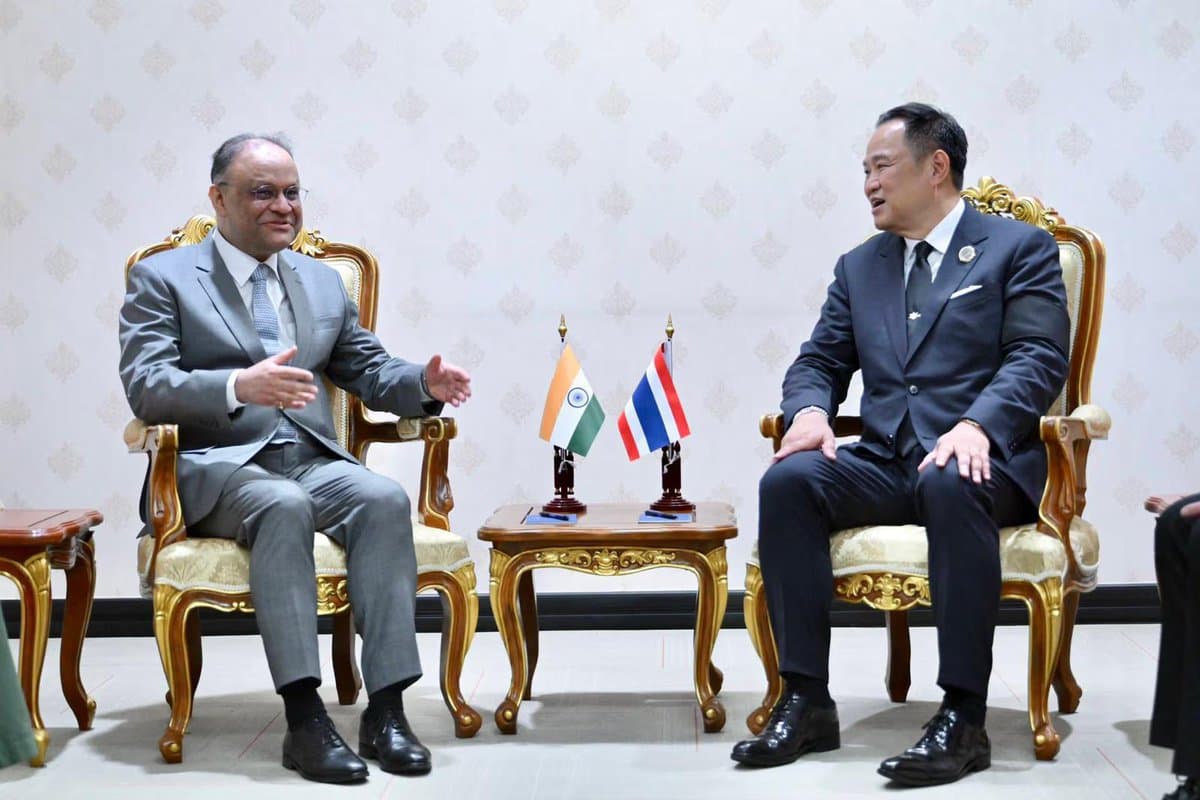 Thai and Indian delegates meeting